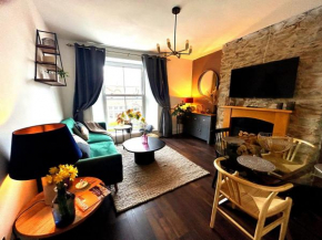 Elegant 1-Bed Apt | Central Falmouth | Parking & WiFi | Lockbox Entry | Walk to Town & Pubs | Quiet Residential Road | Top Floor Apartment | Near Train Stations & Beaches